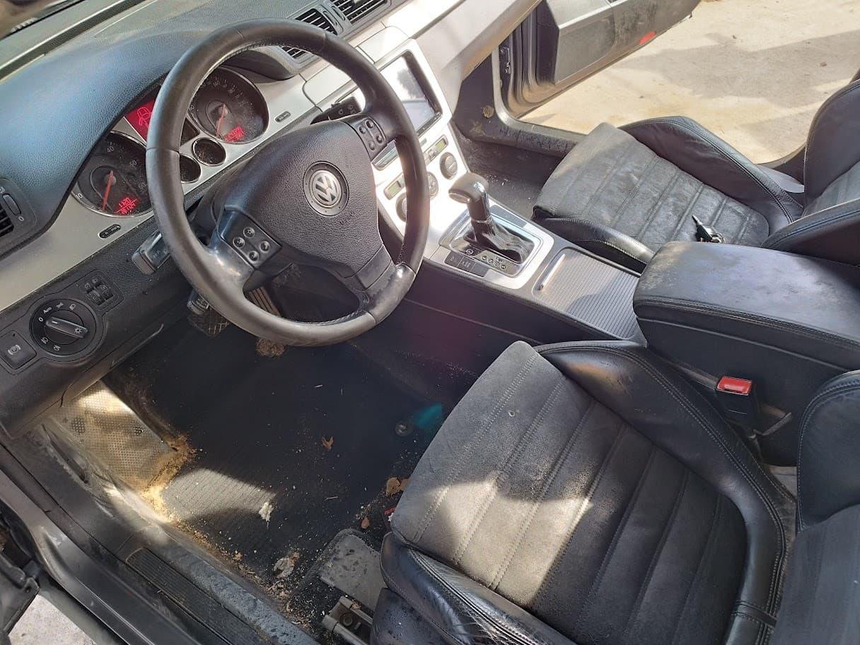 Mélytisztítás előtti erősen szennyezett Volkswagen utastér